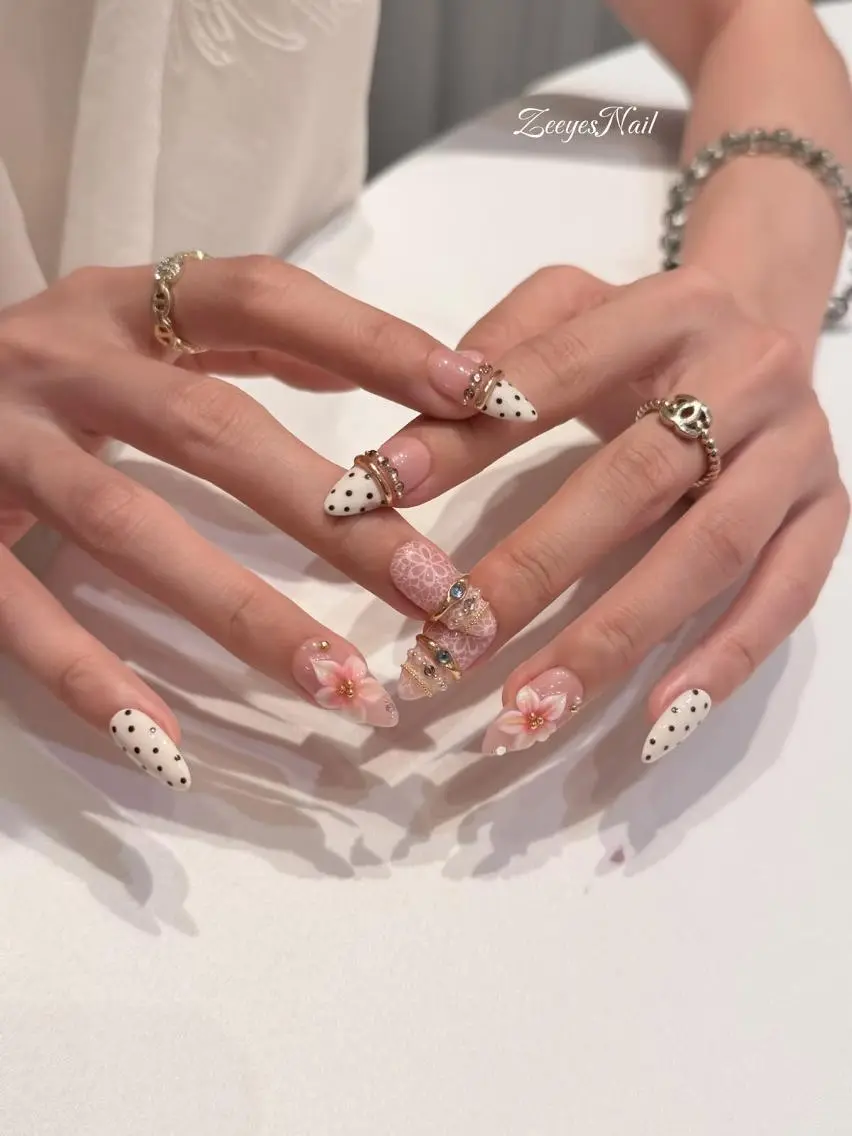 ネイル ブルー 長さ出し フラワーネイル キラキラネイル 水色 ハンドネイル Umee Nailのネイルデザイン