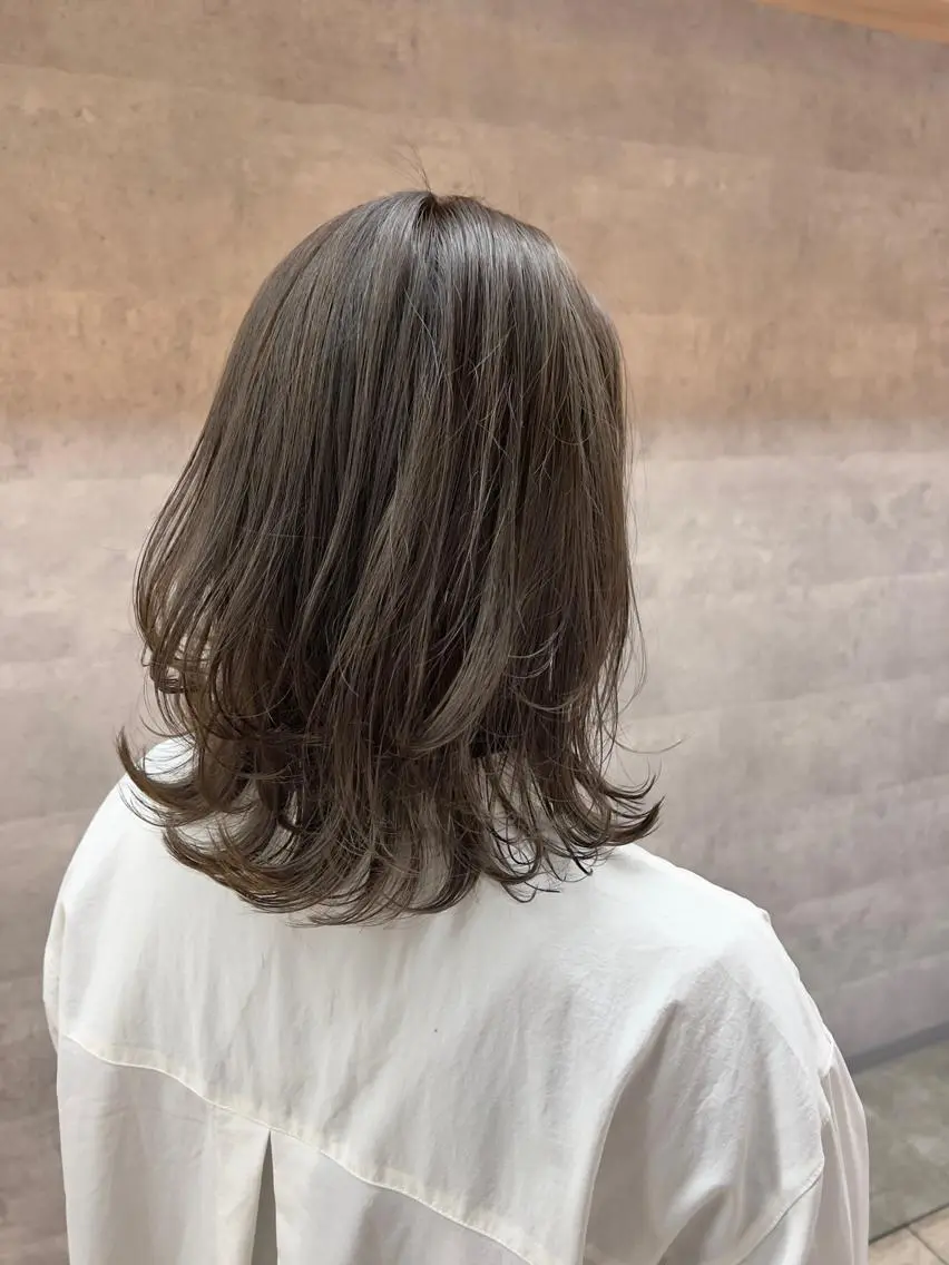 ミディアム レイヤーカット カット ヘアカラー トリートメント アンダーバーホワイト 堺東店のヘアスタイル