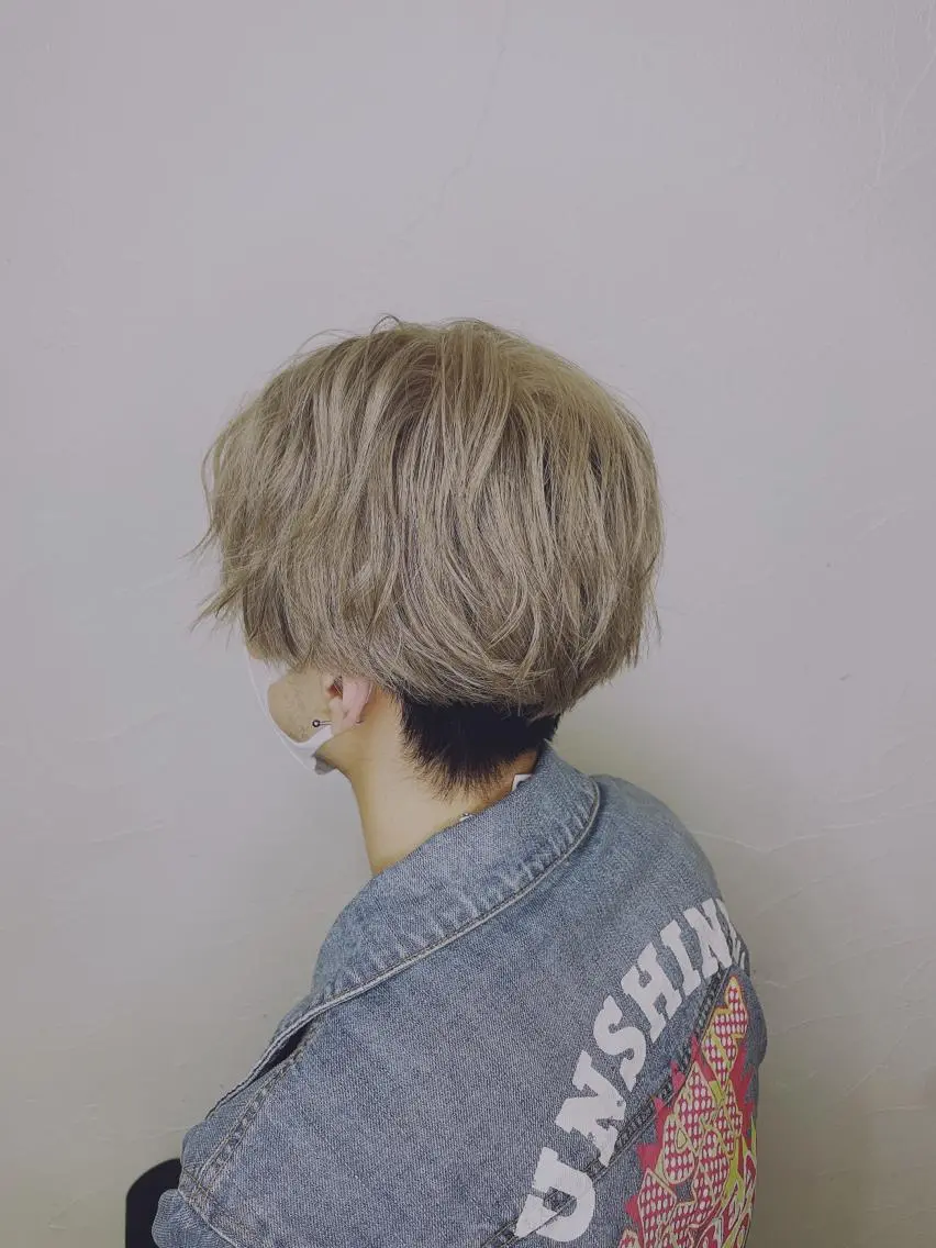 ショート カラー メンズ ベージュカラー ミルクティーベージュ Hiroto/ インナーカラー/神戸のヘアスタイル