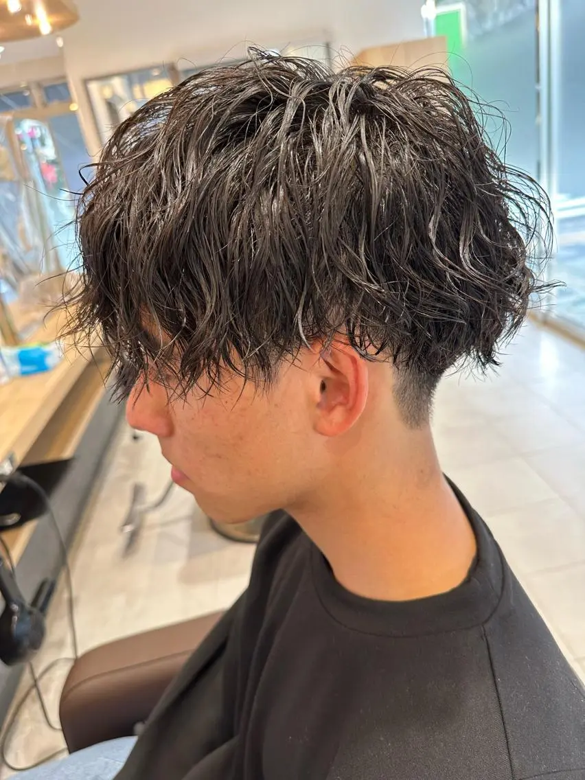 ミディアム パーマ メンズ ミディアムパーマ フェードカット メンズパーマ ツイストスパイラルパーマ 波巻きパーマ 💈メンズ特化 美容師サキ💈のヘアスタイル