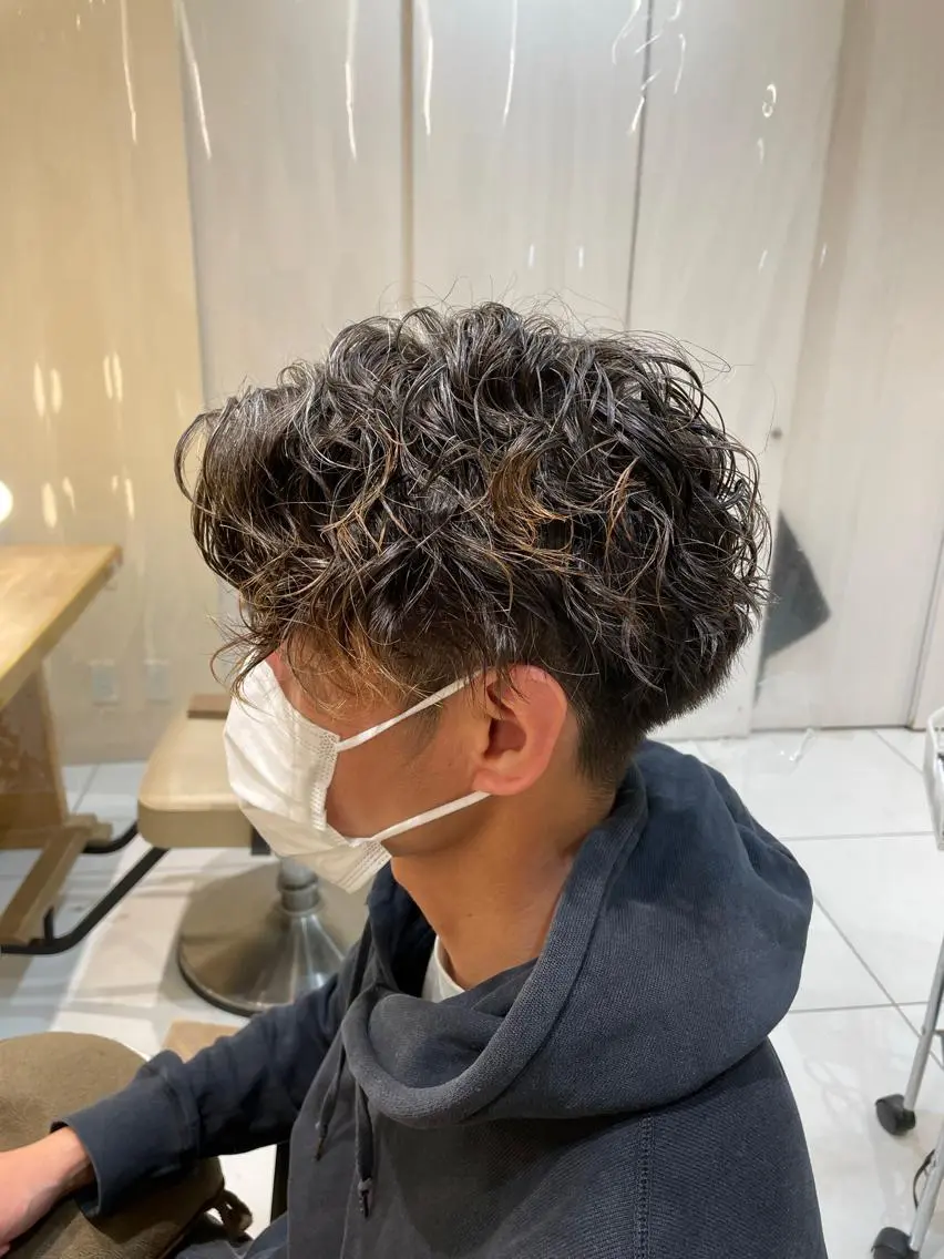 ミディアム パーマ メンズ ミディアムパーマ メンズブリーチ メンズパーマ くせ毛 スパイラルパーマ 本厚木｜縮毛矯正/ 髪質改善/専門サロンのヘアスタイル