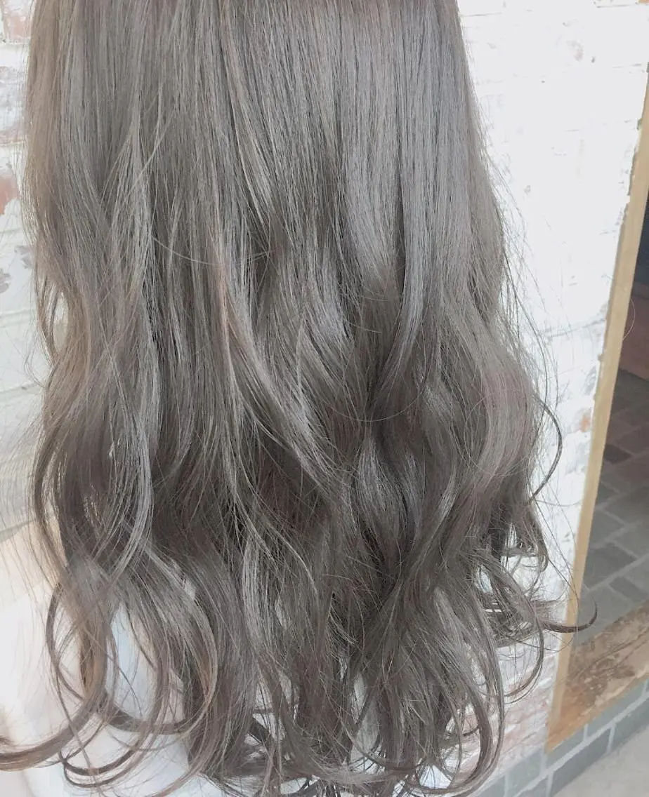 セミロング カラー ベージュカラー ブリーチ フォギーベージュ ブリーチなしカラー 北間 寛哉のヘアスタイル