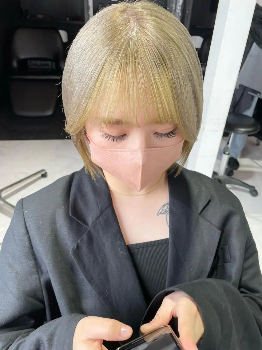 ショート イエローカラー カット ヘアカラー 岩田 萌那のヘアスタイル