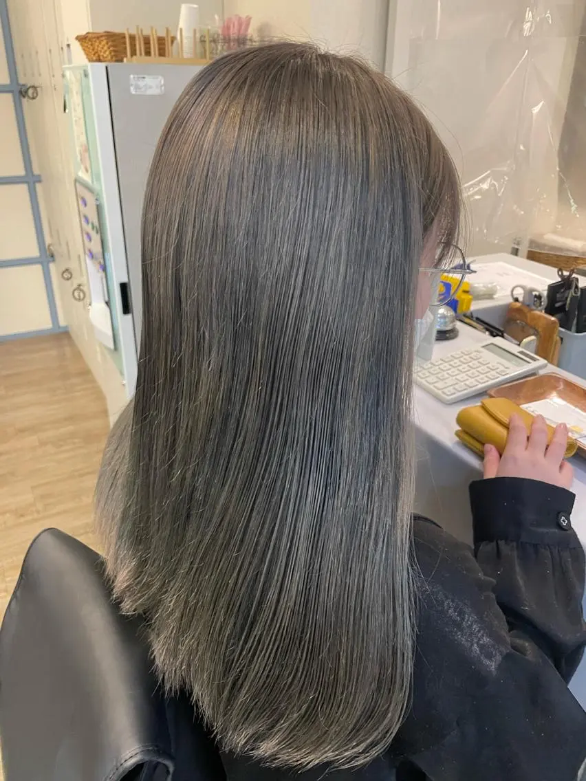 ミディアム カラー シルバー ヘアカラー 🕊miki モテ髪🫧のヘアスタイル