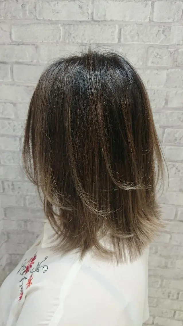 ミディアム カラー アッシュ バレイヤージュ ベージュカラー レイヤーカット カット ヘアカラー トリートメント 秋山 幸太のヘアスタイル