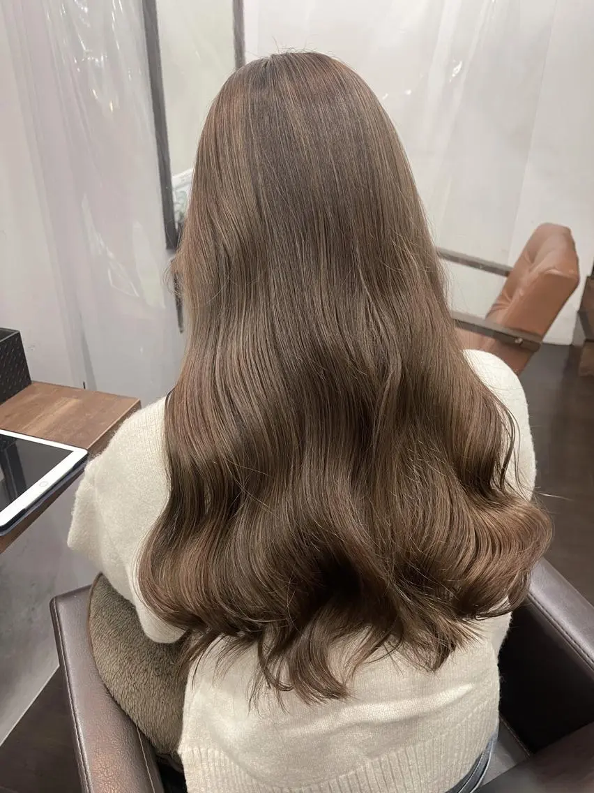 セミロング カラー ベージュカラー カット 縮毛矯正 トリートメント 難波 茜のヘアスタイル