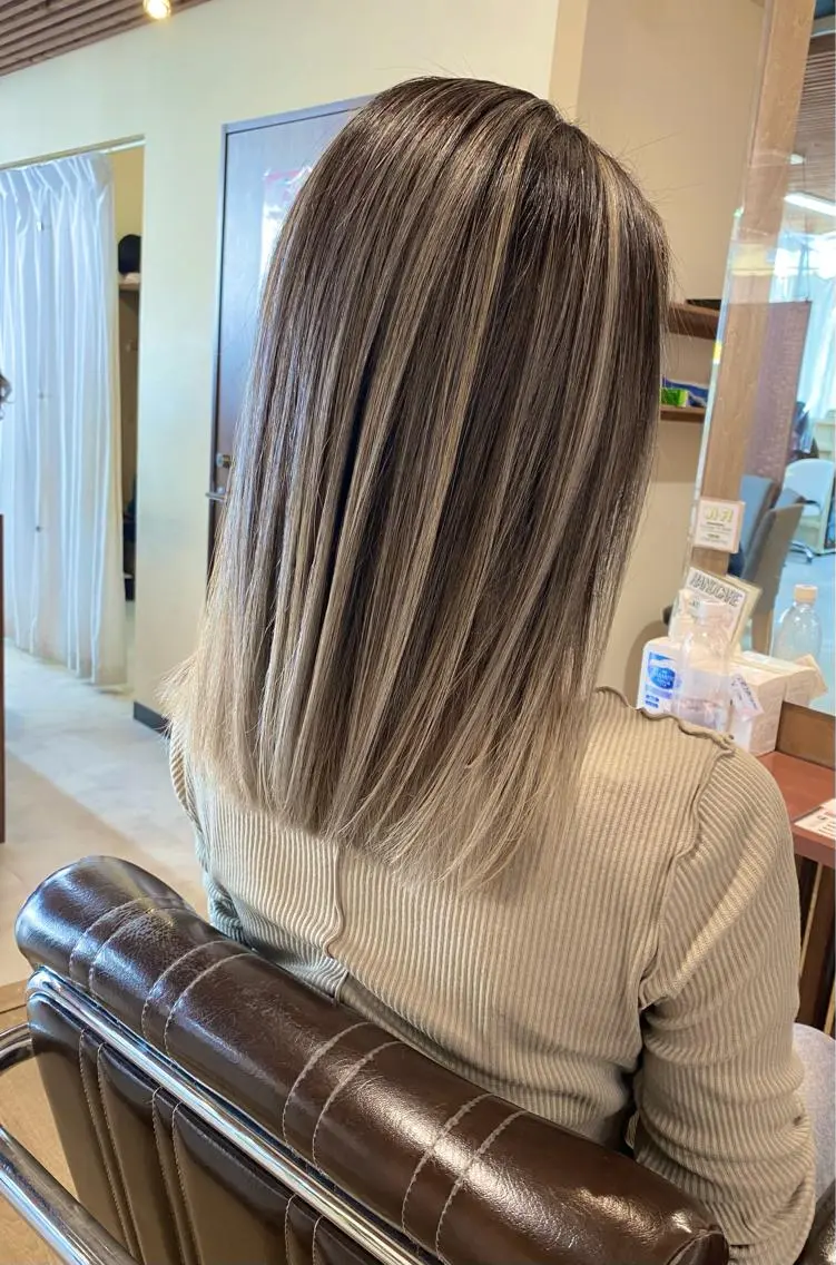 セミロング カラー バレイヤージュ レイヤーカット 白髪ぼかし バレイヤージュ志鎌のヘアスタイル