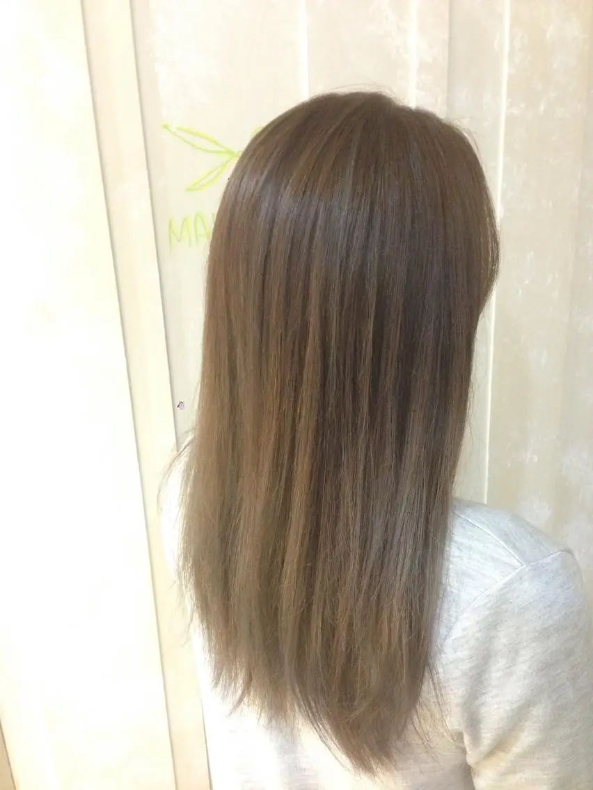 ロング カラー グラデーションカラー グレージュ 小倉 聖也のヘアスタイル