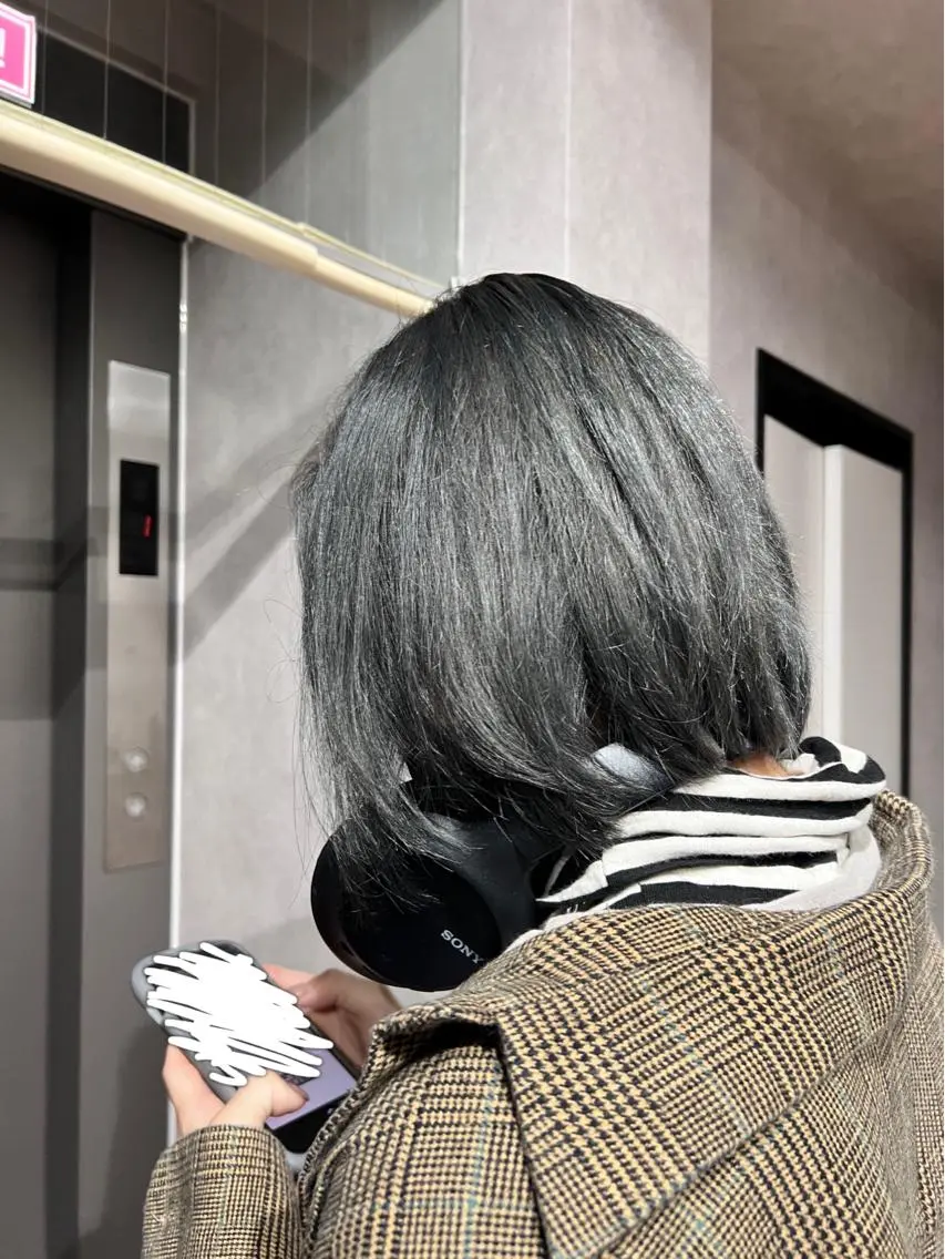 ミディアム カラー ブリーチ グレージュ ヘアカラー イリオモテ レナのヘアスタイル