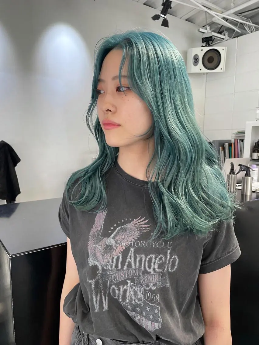 セミロング カラー パーマ ヘアアレンジ メンズ キッズ ネイル マツエク・マツパ アイブロウ メンズブリーチ ブリーチ グリーン カット ヘアカラー トリートメント 艶ハイトーン/ヘア アレンジAYAKAのヘアスタイル