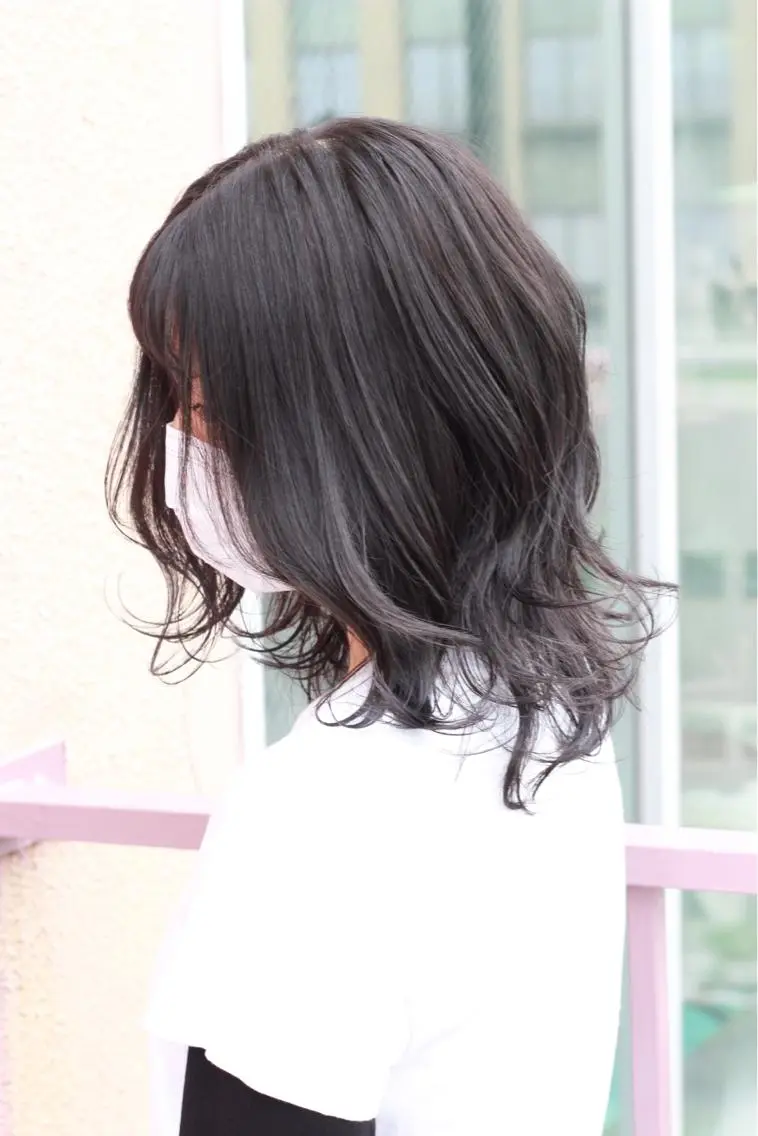 ミディアム カラー 黒髪 シルバー カット ヘアカラー Viage （ビアージュ）のヘアスタイル