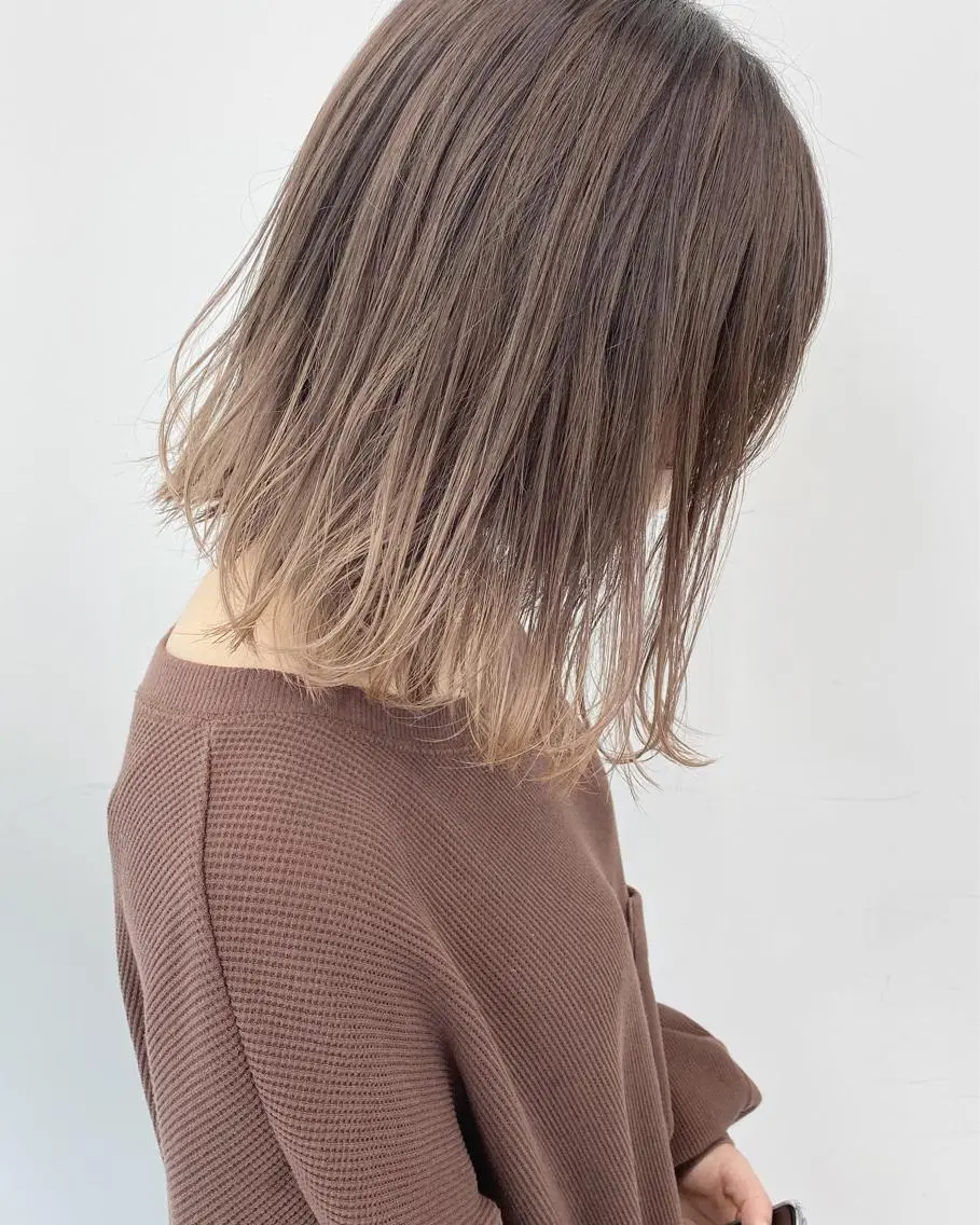 ミディアム カラー ベージュカラー ブリーチ グラデーションカラー ミルクティーベージュ 【ブリーチカラー】 🌈ALIVE若山葵のヘアスタイル