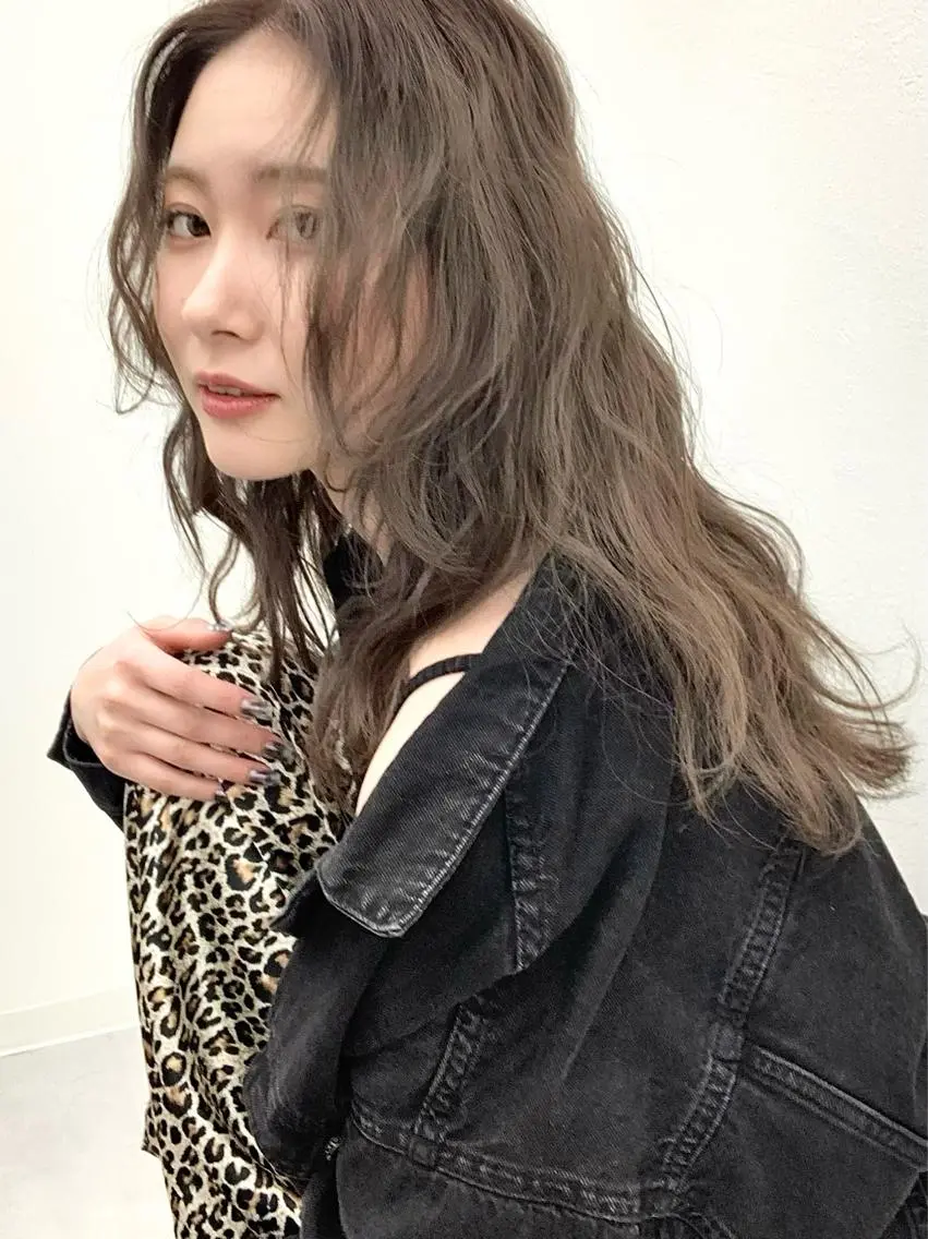 ロング カラー ロングレイヤー ベージュカラー レイヤーカット ロング レイヤー ハイトーン 暖色⭐︎KANAKOのヘアスタイル