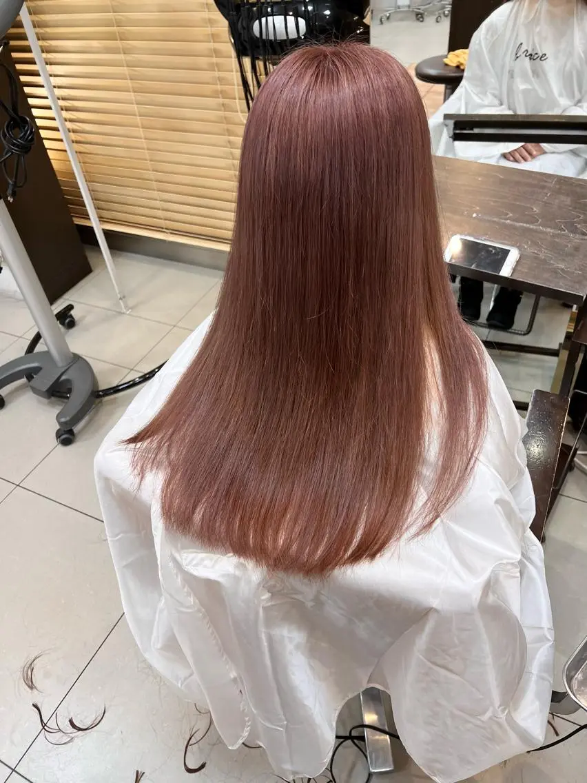 ロング カラー ベージュカラー ブリーチ ケアブリーチ ピンクカラー ピンクベージュ アオリ/韓国風 ハイトーン/レイヤーのヘアスタイル