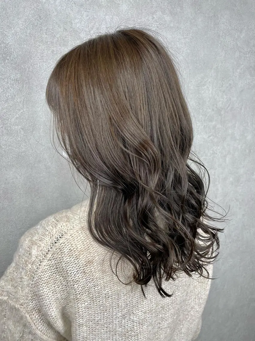 セミロング カラー カット ヘアカラー トリートメント 井本翔太.髪質改善. ベージュ.グレージュのヘアスタイル