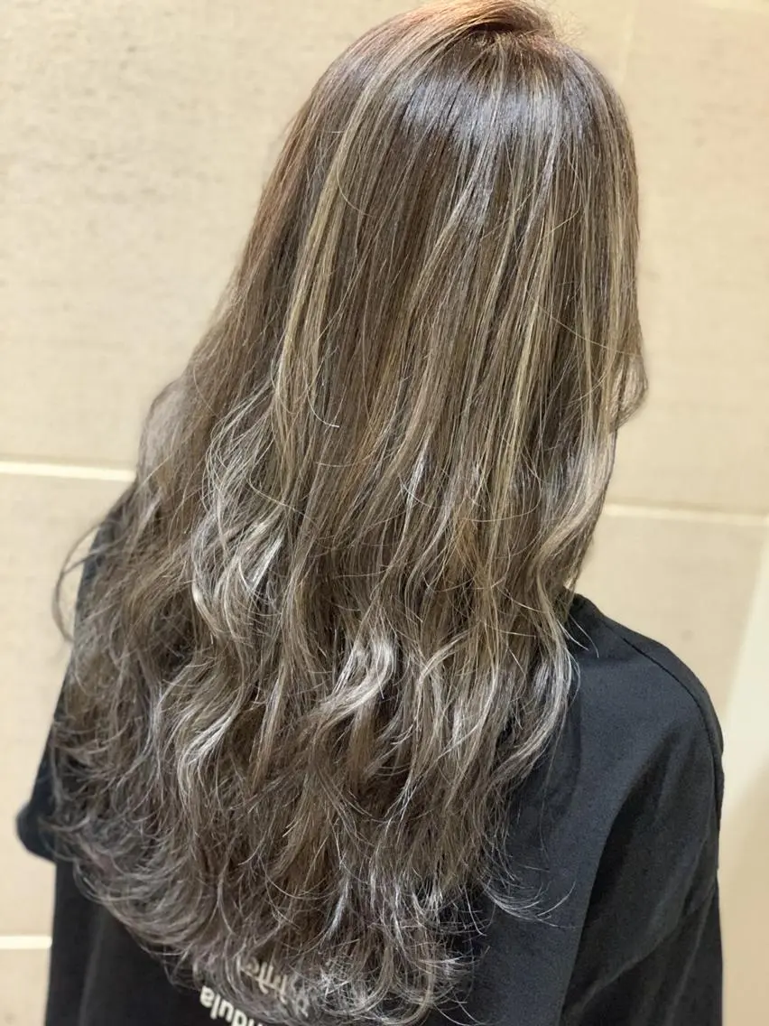 ロング カラー アッシュ ベージュカラー ハイトーン得意😍 Lumiereのヘアスタイル