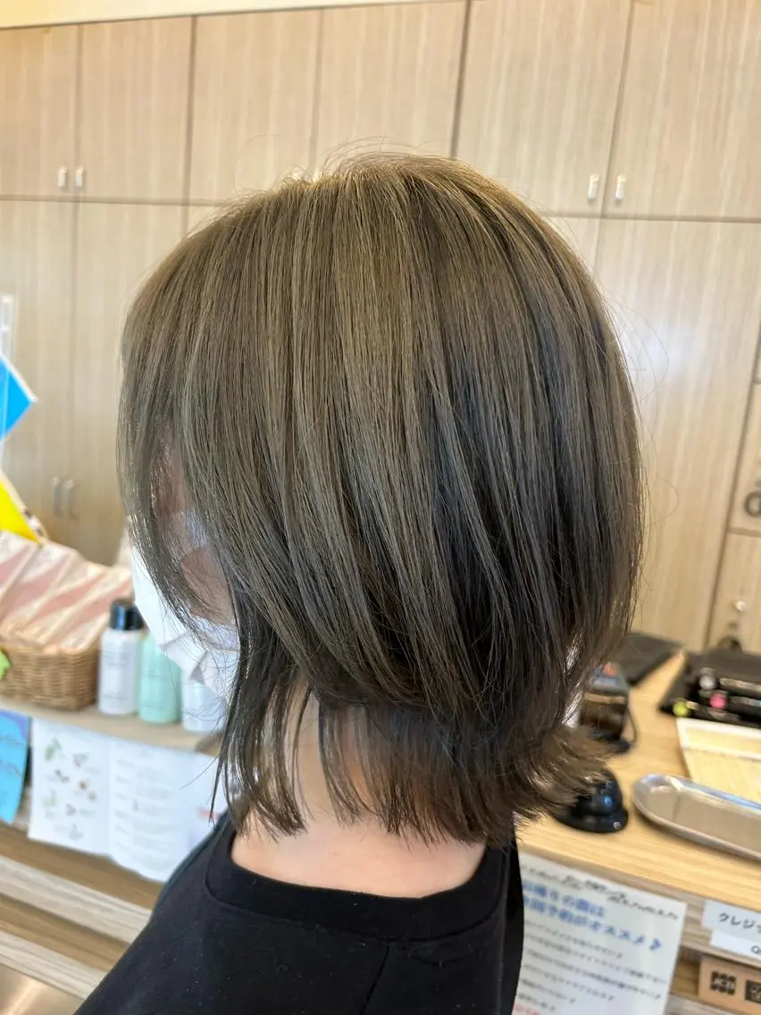 ミディアム カラー ベージュカラー ブリーチ 透明感カラー オリーブベージュ ウルフカット 板倉 花連 💌リピーター様へ↓のヘアスタイル