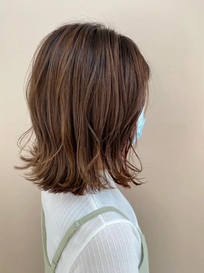 ミディアム カラー ボブ 外ハネヘア 小顔レイヤー/ ベージュ🤍Rieのヘアスタイル