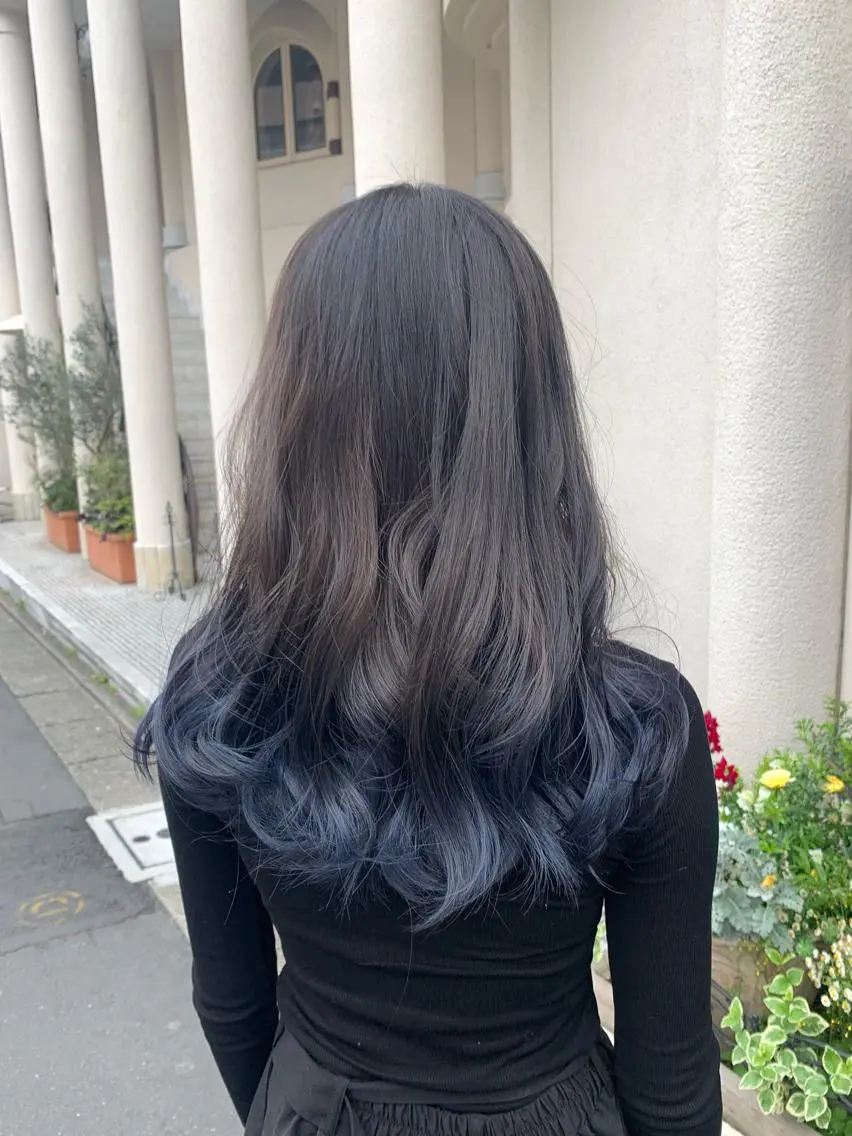 セミロング カラー ブリーチ ブルーカラー シルバー 色落ちまでキレイに! !女性サロンのヘアスタイル
