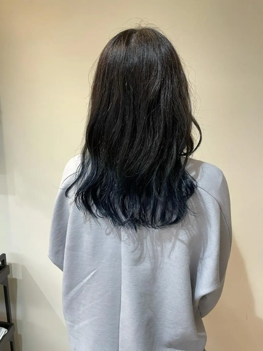 ロング カラー グラデーションカラー ネイビーカラー mu ku.のヘアスタイル