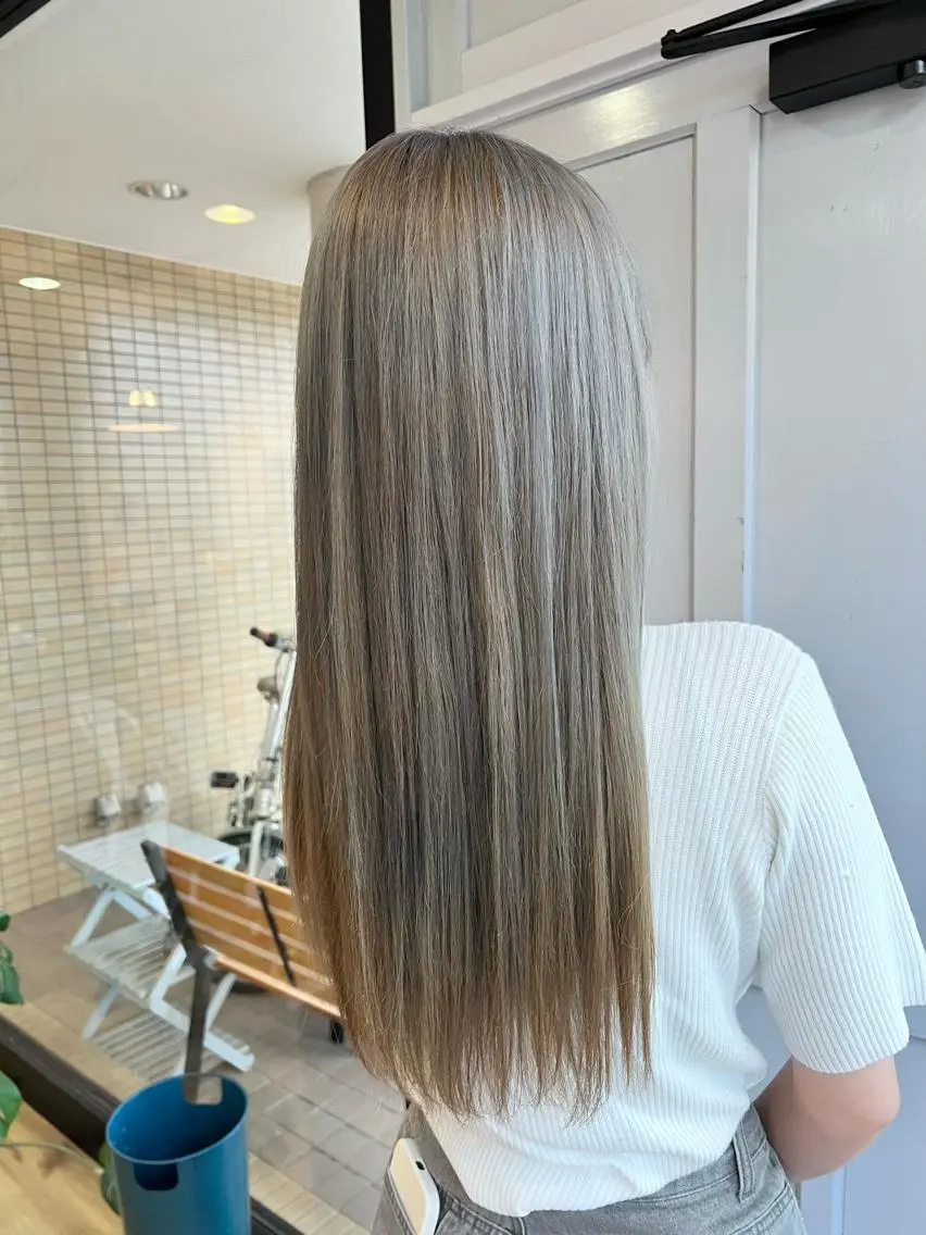 ロング カラー ブリーチ グレージュ ヘアカラー トリートメント ツキダテ ユイのヘアスタイル