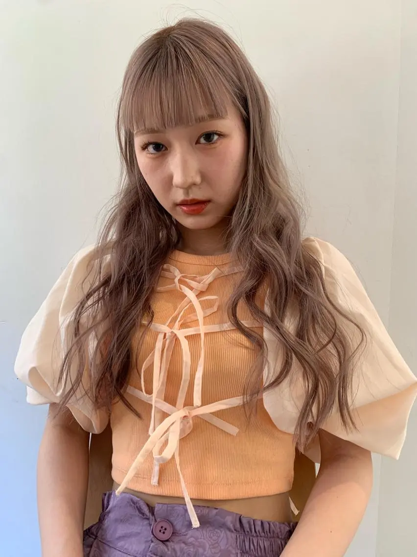 ロング カラー wakana/ 柔らかベージュカラーのヘアスタイル
