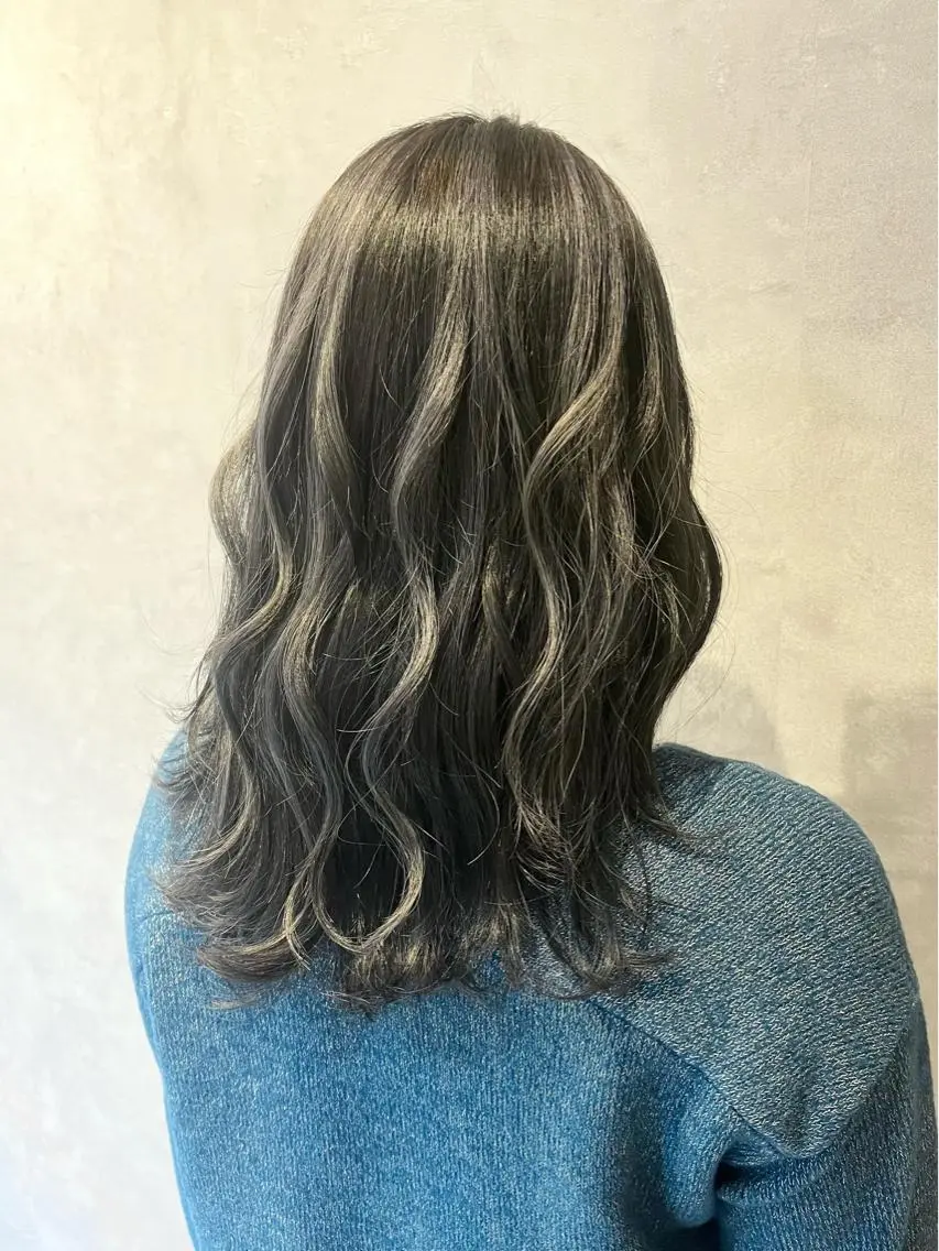 セミロング カラー ヘアカラー 谷 なづきのヘアスタイル