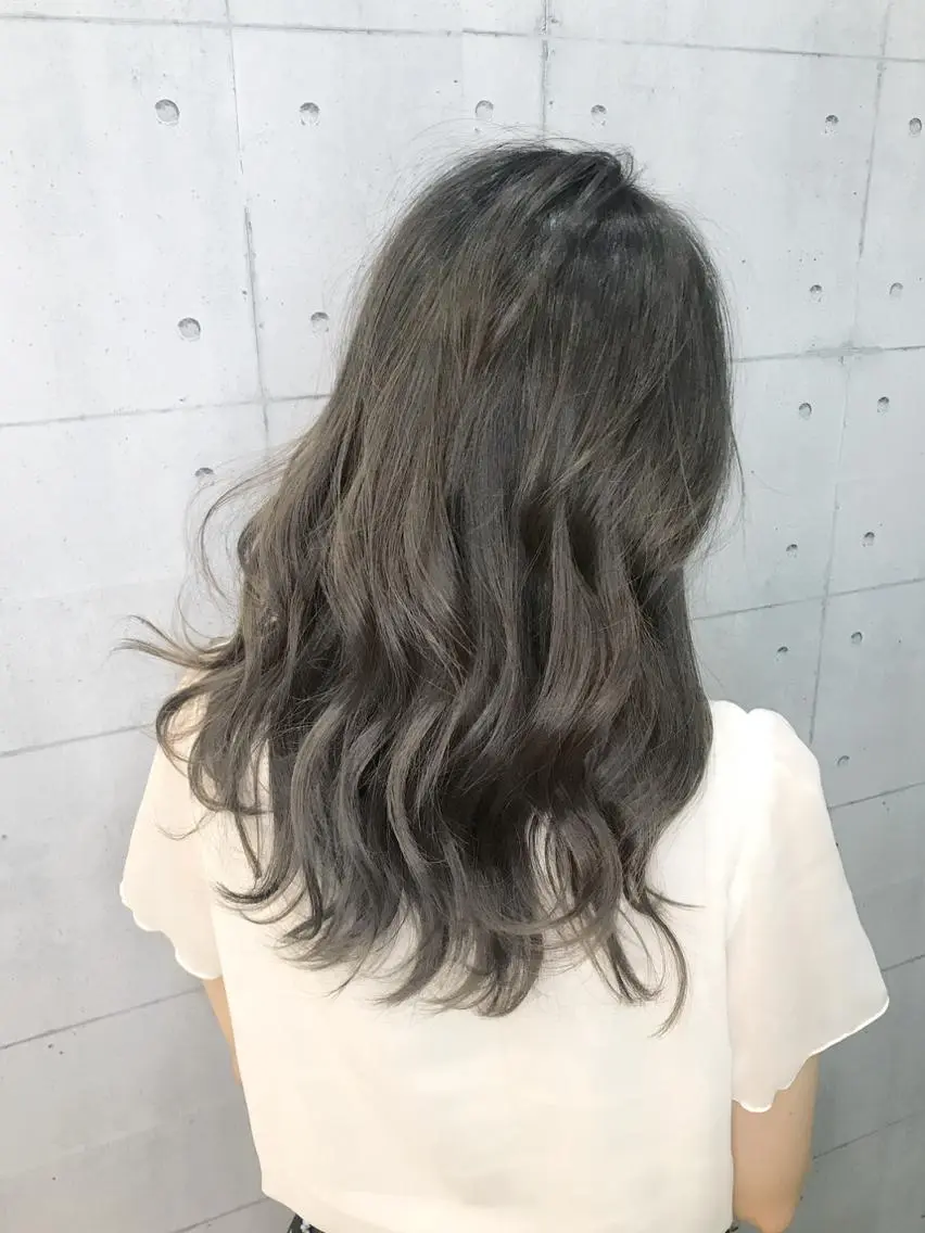 セミロング カラー ブリーチ グラデーションカラー グレージュ ハイライトカラー ハイライト 高木 麻知子のヘアスタイル