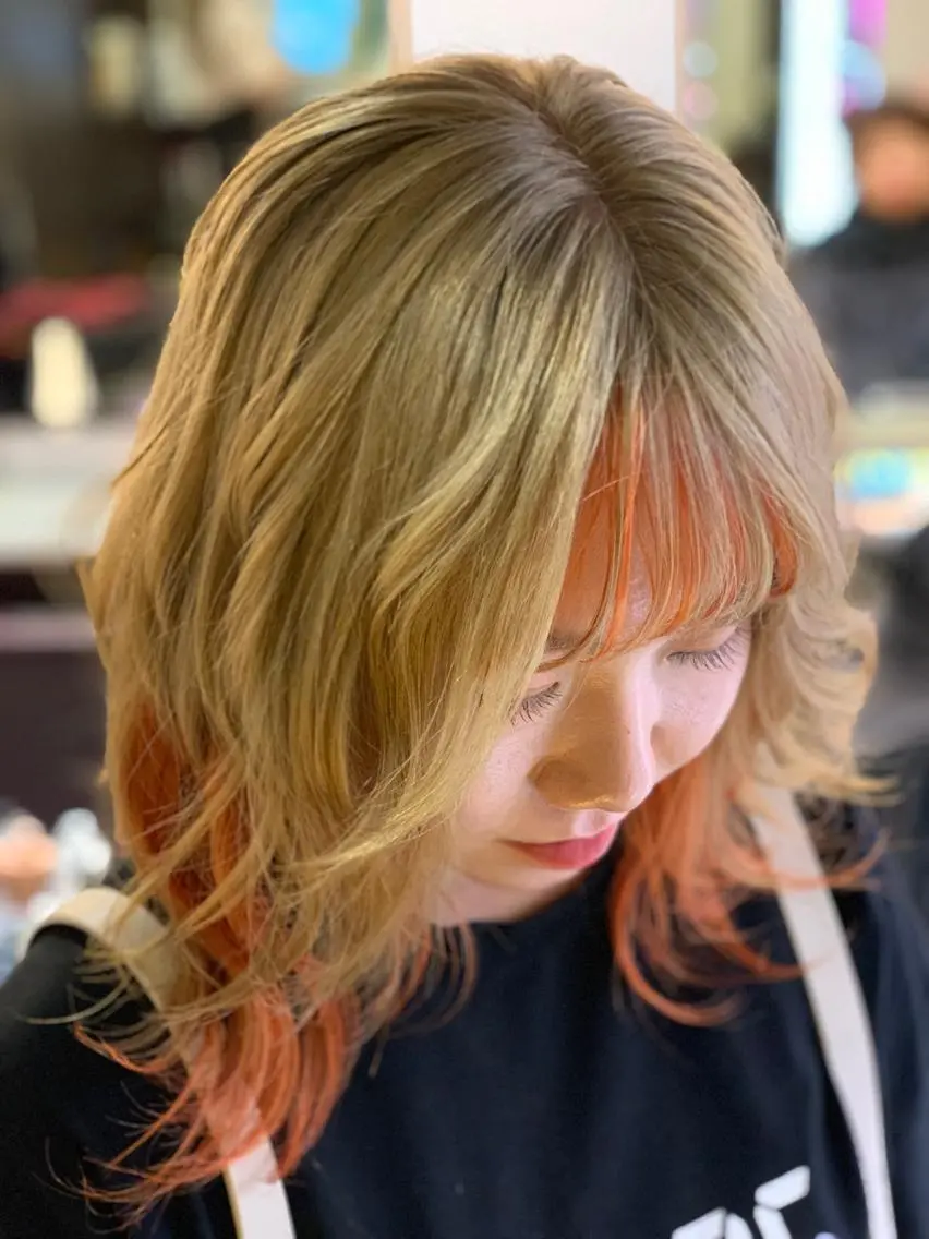 セミロング カラー アッシュ インナーカラー ミルクティーアッシュ オレンジ ヘアカラー トリートメント ✂️大門 巧✂️ LAFF心斎橋店のヘアスタイル