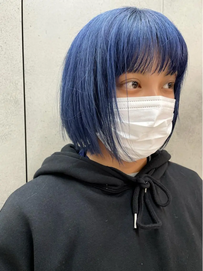 ミディアム カラー ブリーチ ブルーカラー ブルーグレー 透明感カラー パーマウルフショート 濱田匠のヘアスタイル