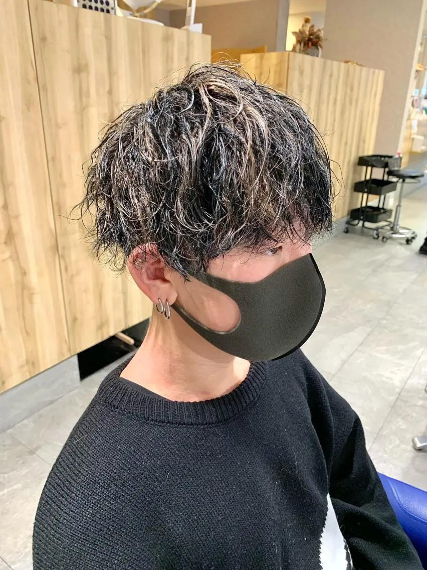 ショート カラー パーマ ヘアアレンジ メンズ メンズメッシュ メンズパーマ ツイストスパイラルパーマ 波巻きパーマ メッシュ メンズパーマ職人 加藤 弘貴のヘアスタイル