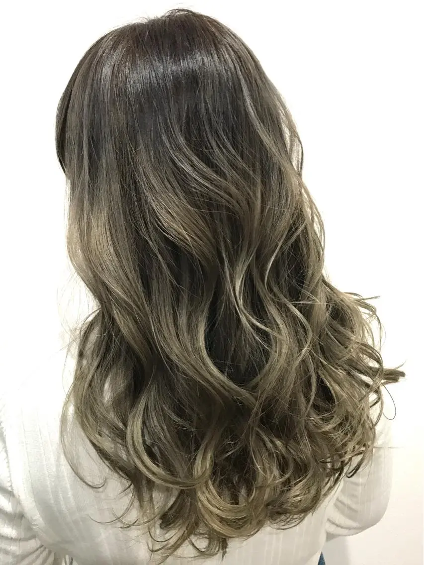 ロング カラー ブリーチ シルバー 若杉 諒のヘアスタイル