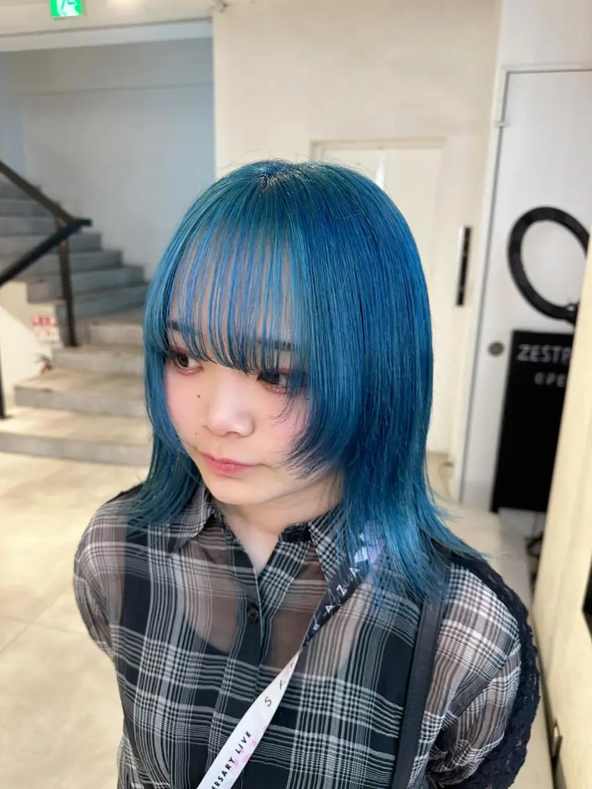 ミディアム カラー ヘアアレンジ ブルーカラー ハイトーン特化 pepe🎀のヘアスタイル