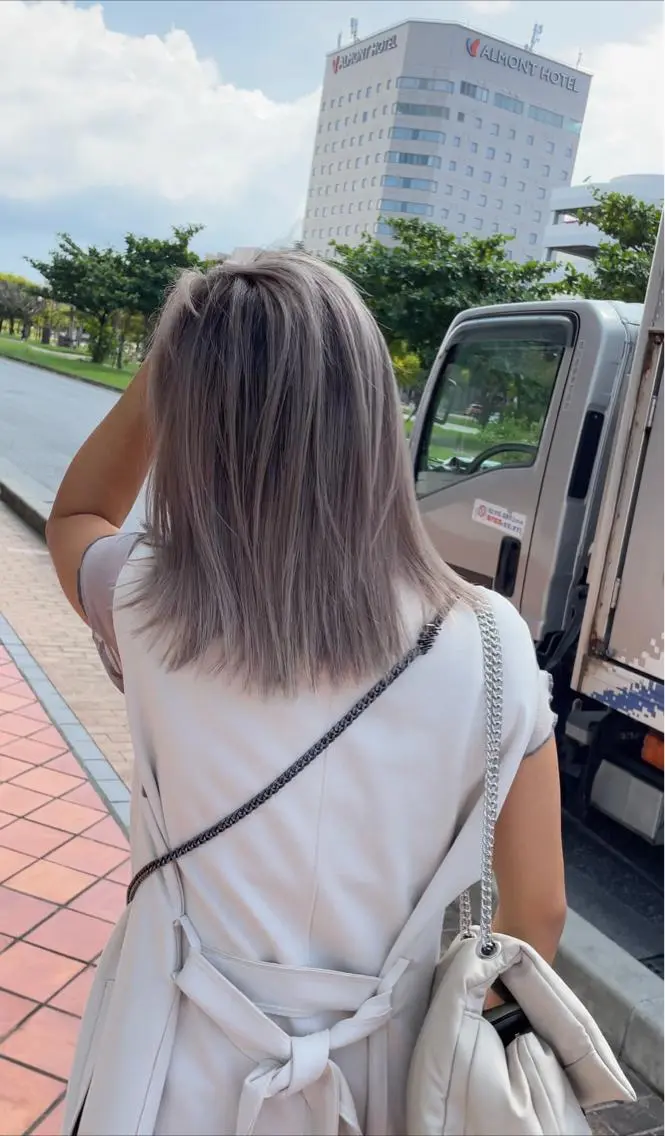 セミロング andKおもろまち店 艶ダブルカラー✨のヘアスタイル
