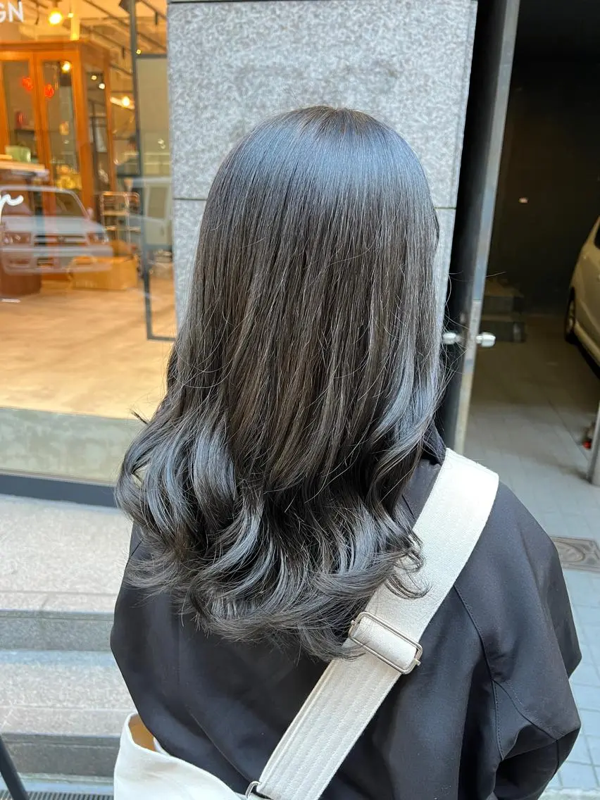 ロング カラー グレージュ オリーブグレージュ オリーブグレー カット ヘアカラー トリートメント THINK SHOP sakiのヘアスタイル