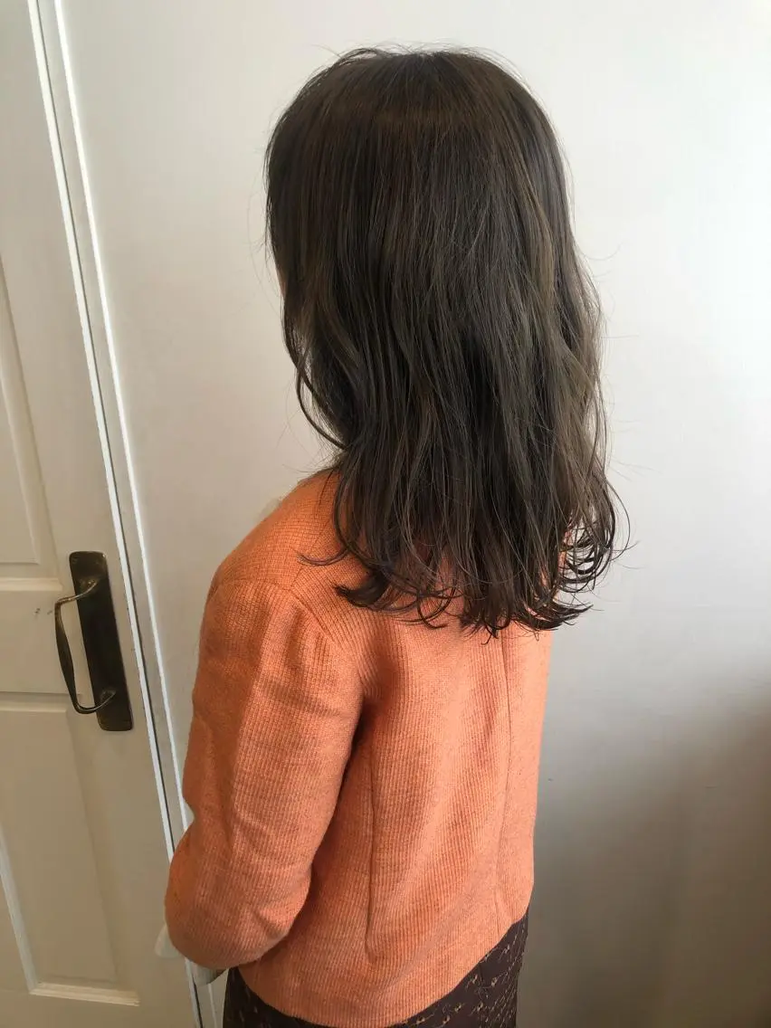 ミディアム カラー カット ヘアカラー トリートメント MIOベージュカラー 柔らかいカラーのヘアスタイル