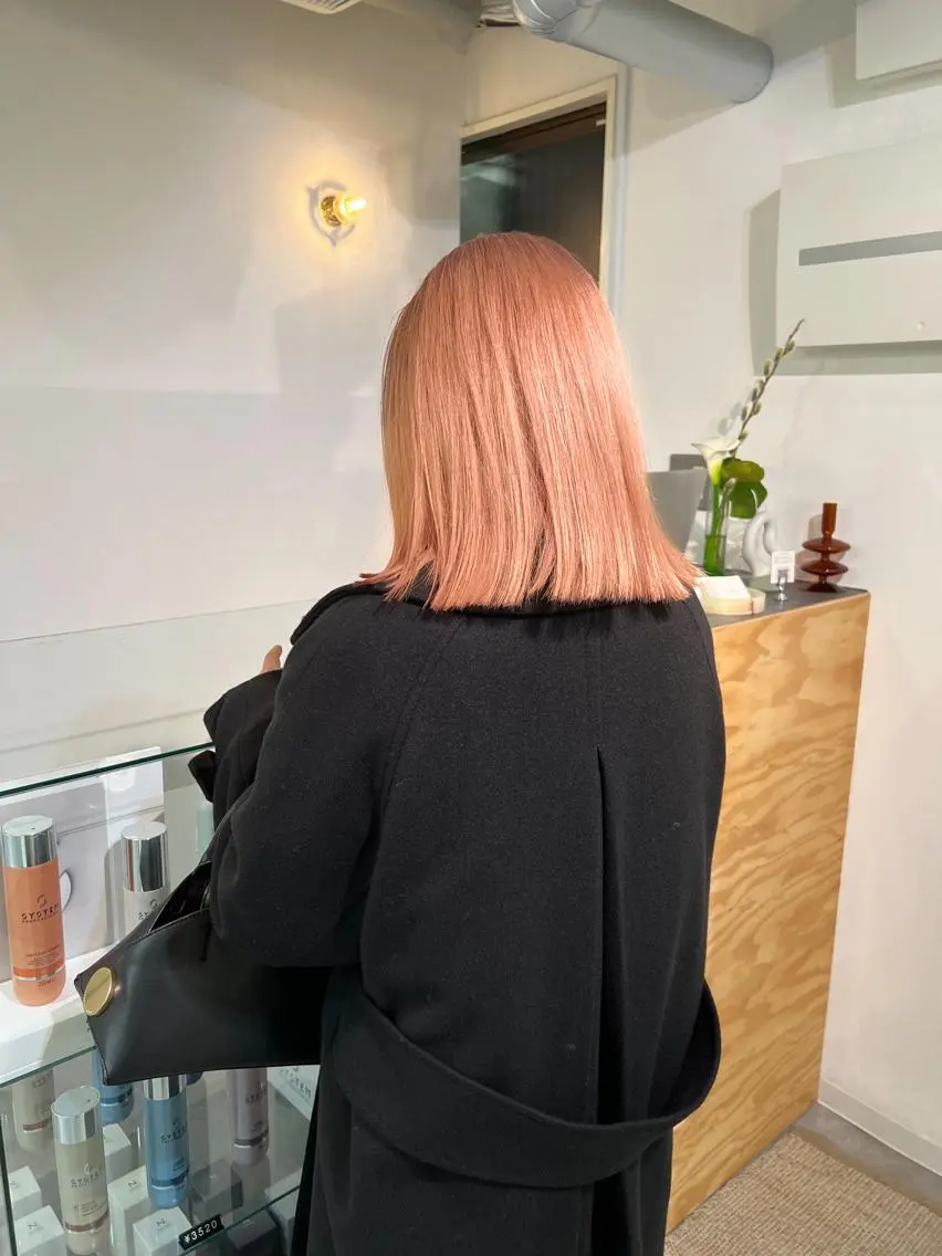 ミディアム カラー ヘアカラー 顔周りレイヤーカット ブリーチminamiのヘアスタイル
