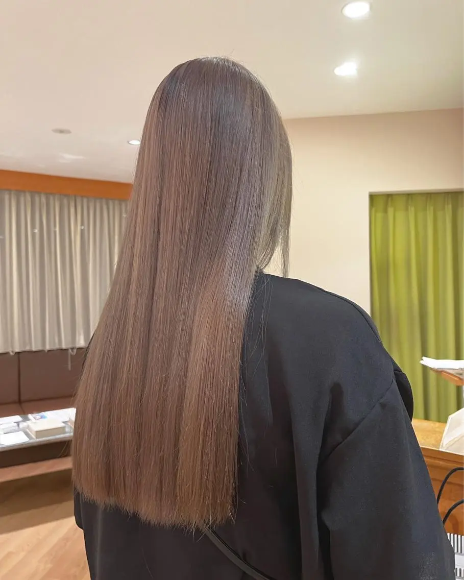 ロング カラー グレージュ ミルクティーグレージュ ヘアカラー トリートメント Lita KANAのヘアスタイル