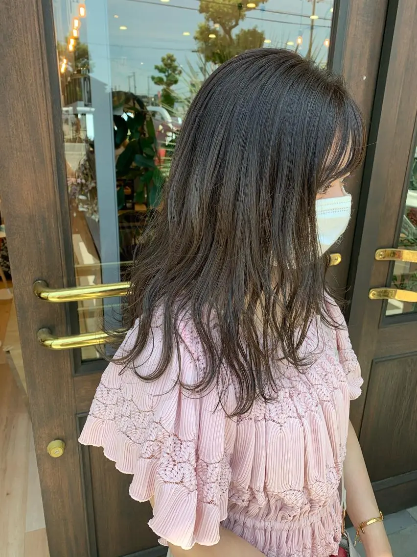 セミロング カラー アッシュ グラデーションカラー 比嘉 千咲のヘアスタイル