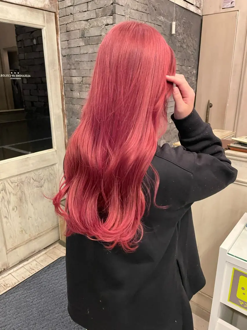 ロング ヘアカラー 山岸 朱里のヘアスタイル