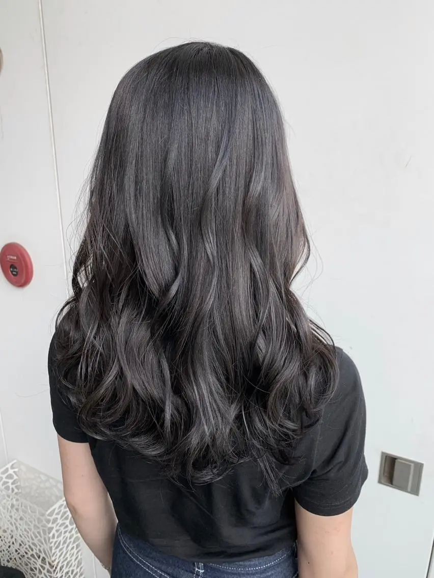 ミディアム カラー 黒髪 ブルーカラー ブルーブラック カット ヘアカラー トリートメント 中塚 義人のヘアスタイル