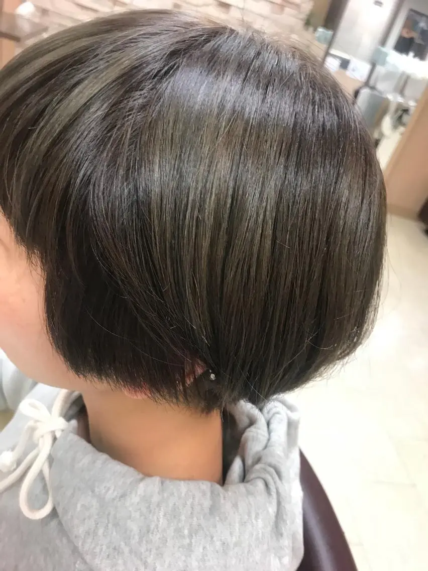 ショート カラー ベージュカラー 透明感カラー グレージュ ハイライトカラー ハイライト ササキ トモコのヘアスタイル