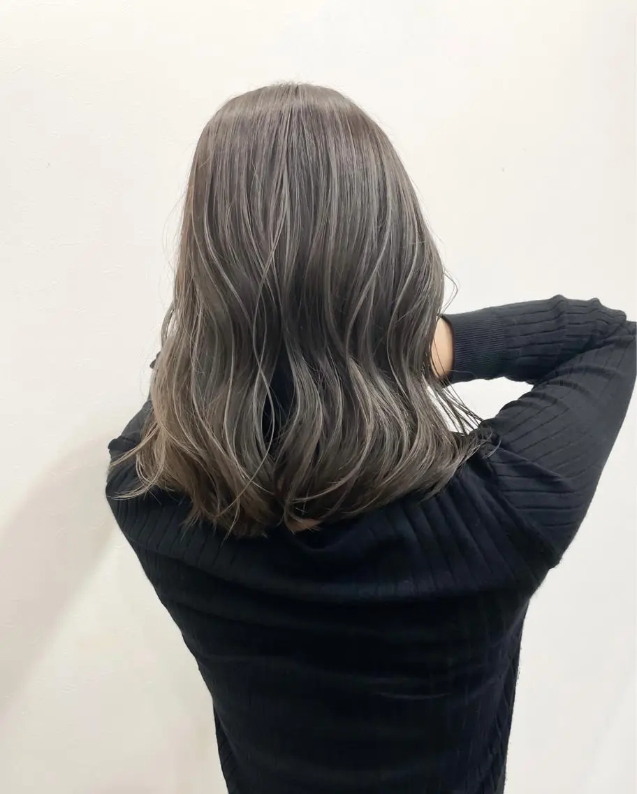 セミロング ハイライト 白いハイライト🤍 タナカリョウスケのヘアスタイル