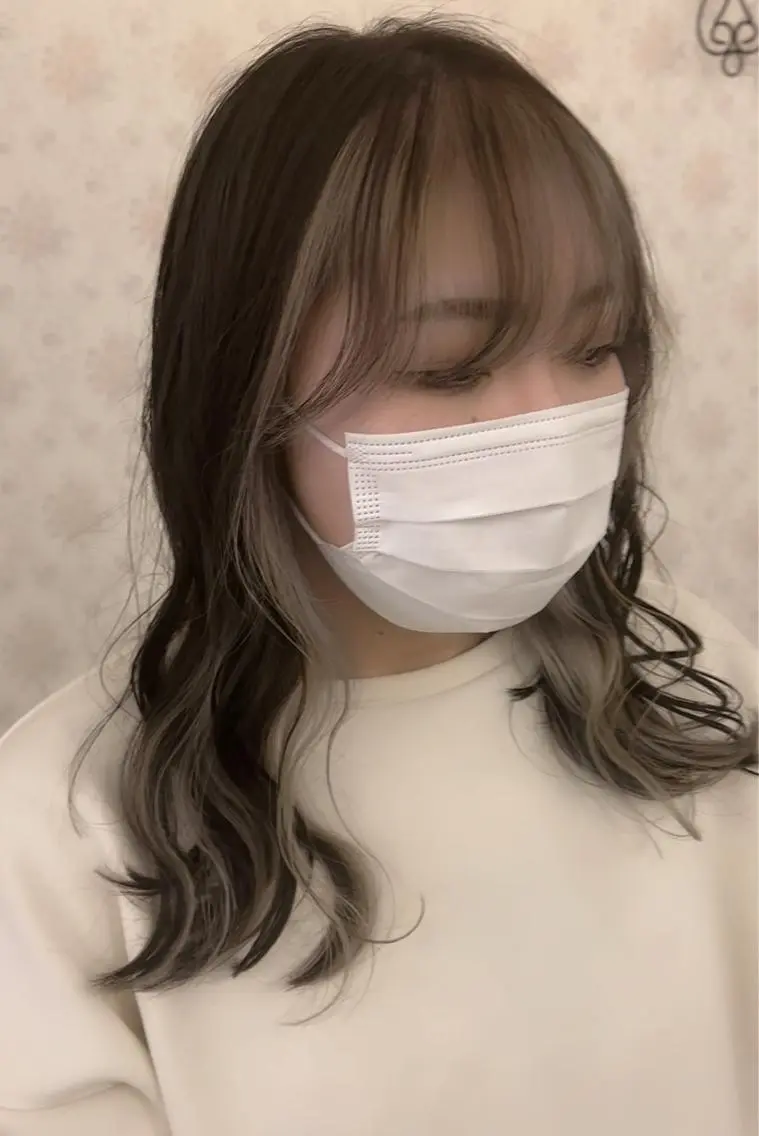 セミロング ミストバング nui三宮 白髪ぼかしモデルのヘアスタイル