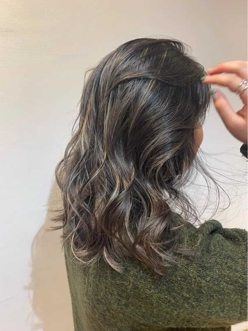 ミディアム ヘアカラー トリートメント 🫧うる艶レイヤー /グレージュ🪐リサのヘアスタイル