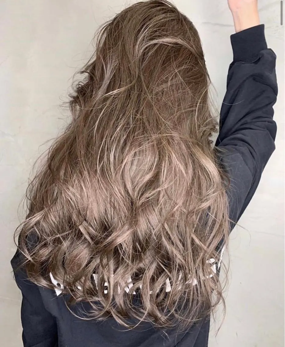 ロング カラー アッシュ ベージュカラー 透明感カラー ミルクティーベージュ ブリーチ 店長 清水のヘアスタイル