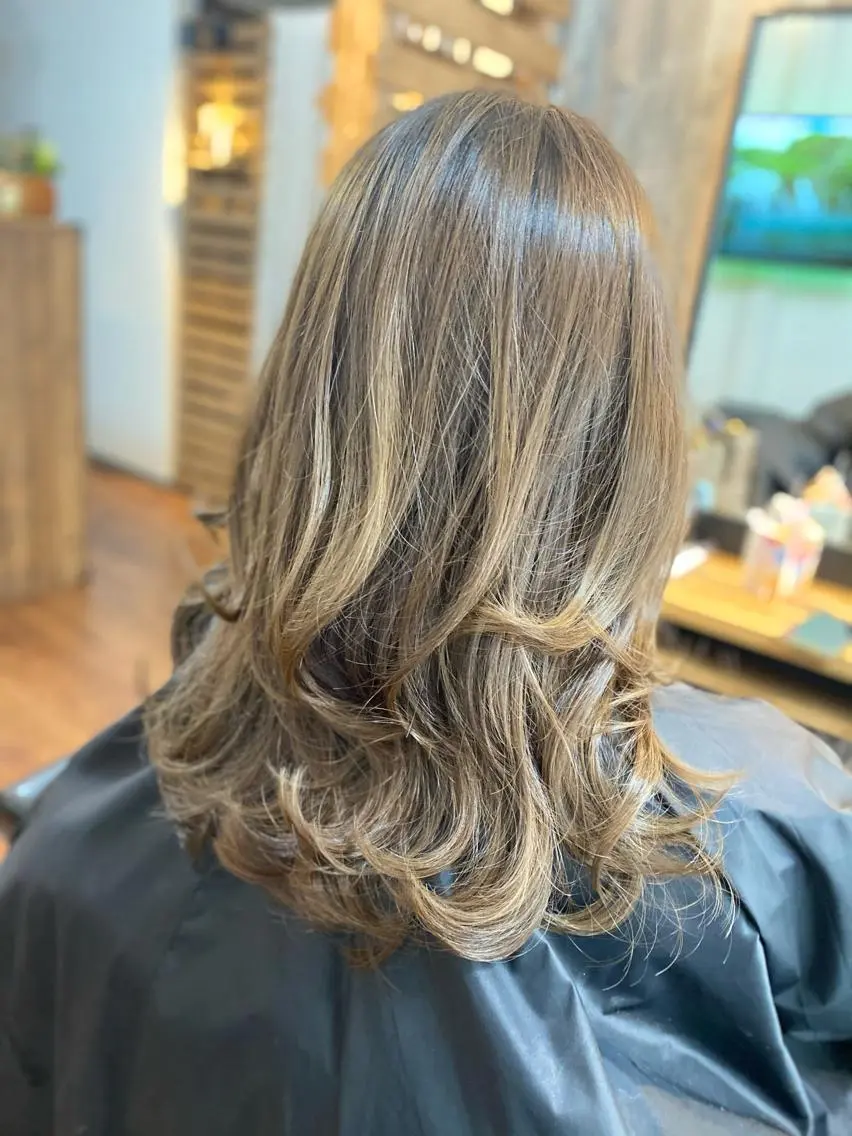 ミディアム カラー くびれヘア レイヤーカット カット ヘアカラー トリートメント Luzir⭐︎ GEN⭐︎のヘアスタイル