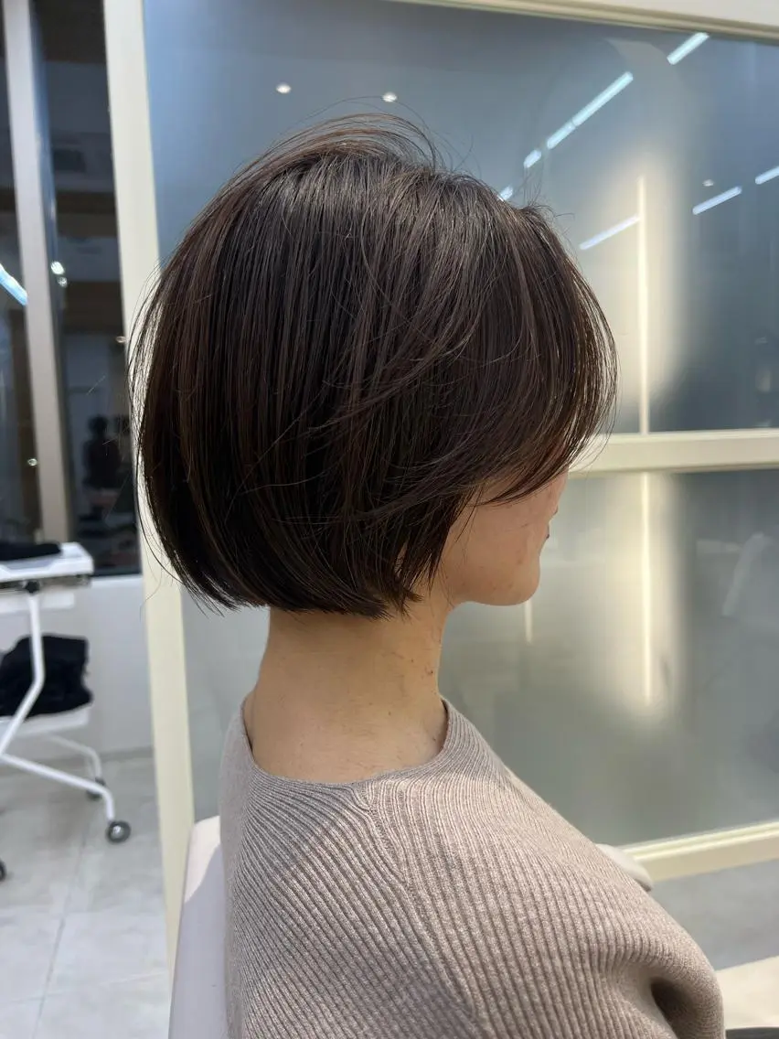 ショート カラー 切りっぱなしボブ 前下がりボブ ベージュカラー ブリーチ グレージュ カット ヘアカラー トリートメント レイヤー専門家 ダブルカラー修のヘアスタイル