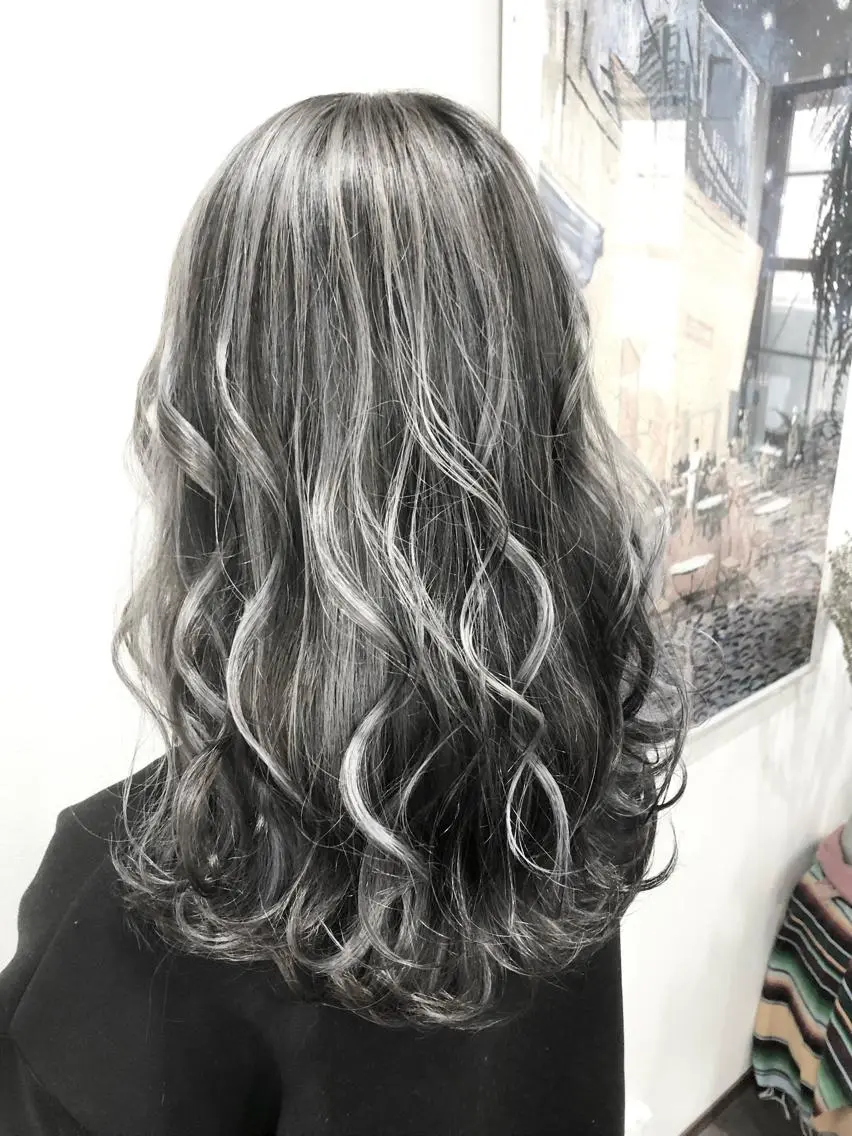 セミロング カット ヘアカラー LOOP hairのヘアスタイル