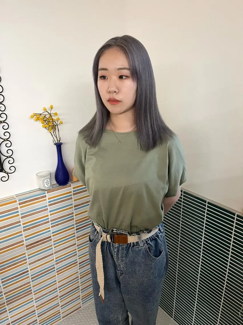 ミディアム カラー ブリーチ グレージュ ヘアカラー トリートメント 🩷ハイトーン透明感 レイヤー🩷ユリカのヘアスタイル